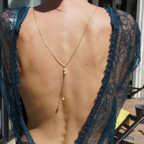 Collier dos et perles blanches