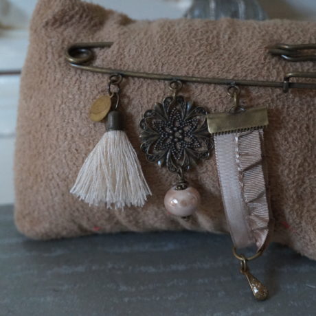 broche épingle pompon ruban beige pampilles